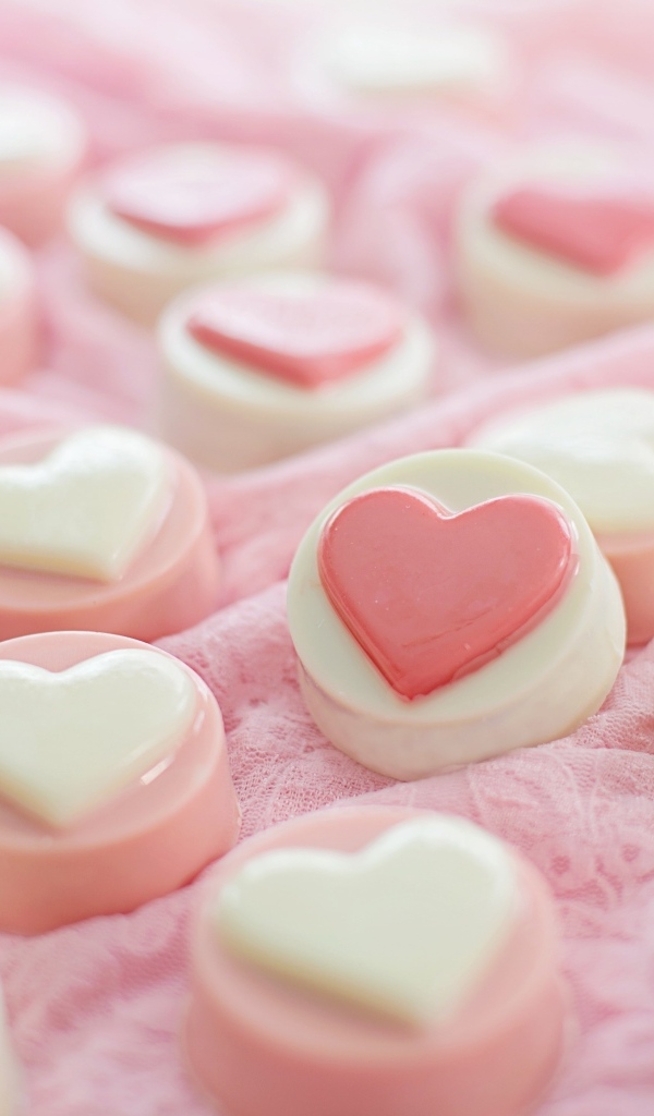 Розовые конфеты с сердечками на ткани