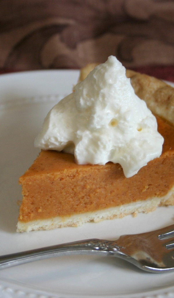 Тыквенный пирог со сливками на тарелке