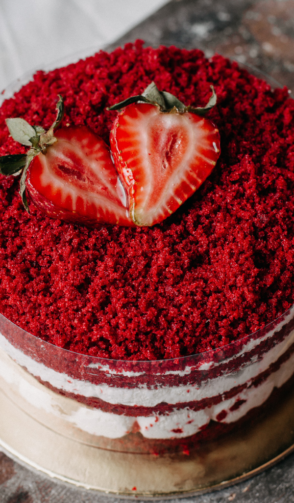 Торт красный бархат с ягодами клубники