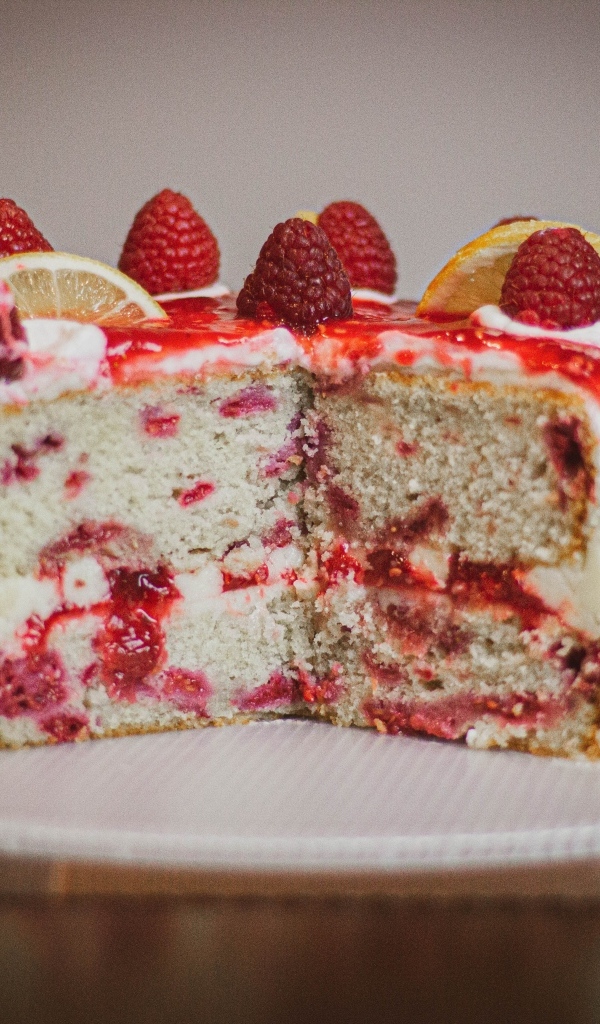 Нарезанный торт с ягодами на тарелке