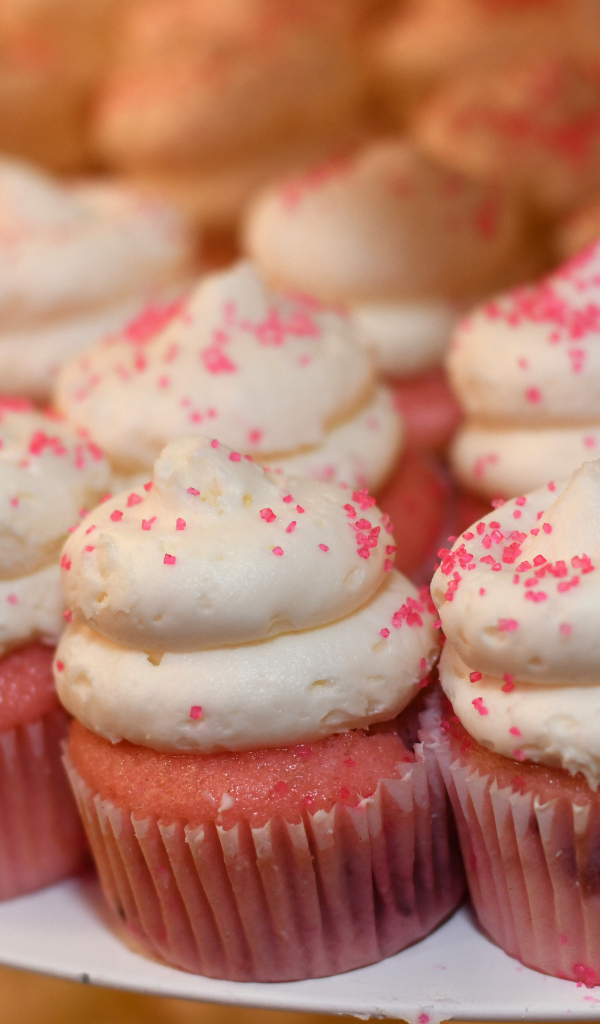 Маленькие розовые кексы с кремом