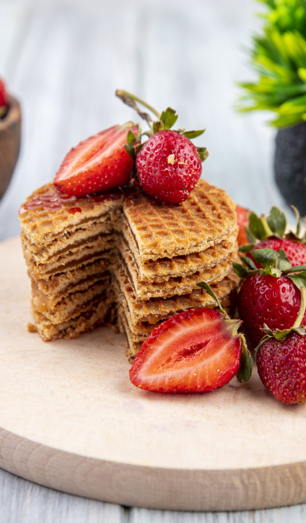 Сладкие хрустящие вафли с ягодами клубники