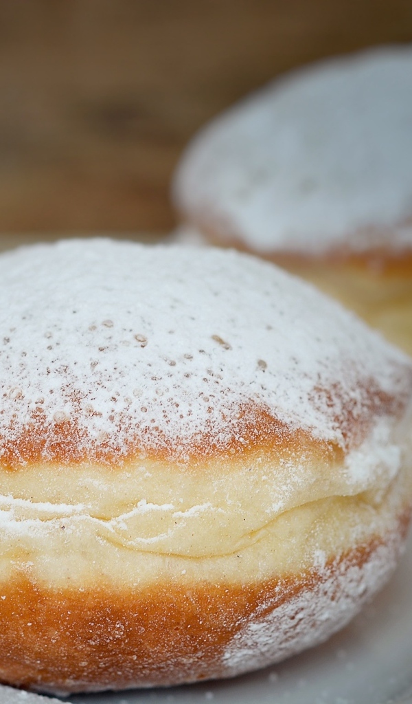 Сладкие пончики с сахарной пудрой