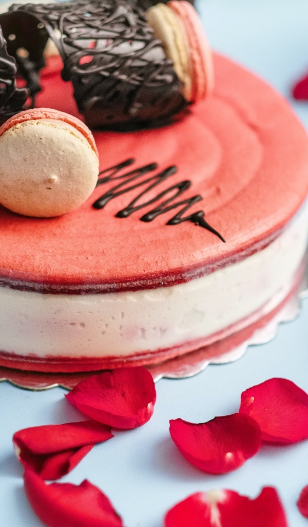 Сладкий торт мусс украшен макарунами