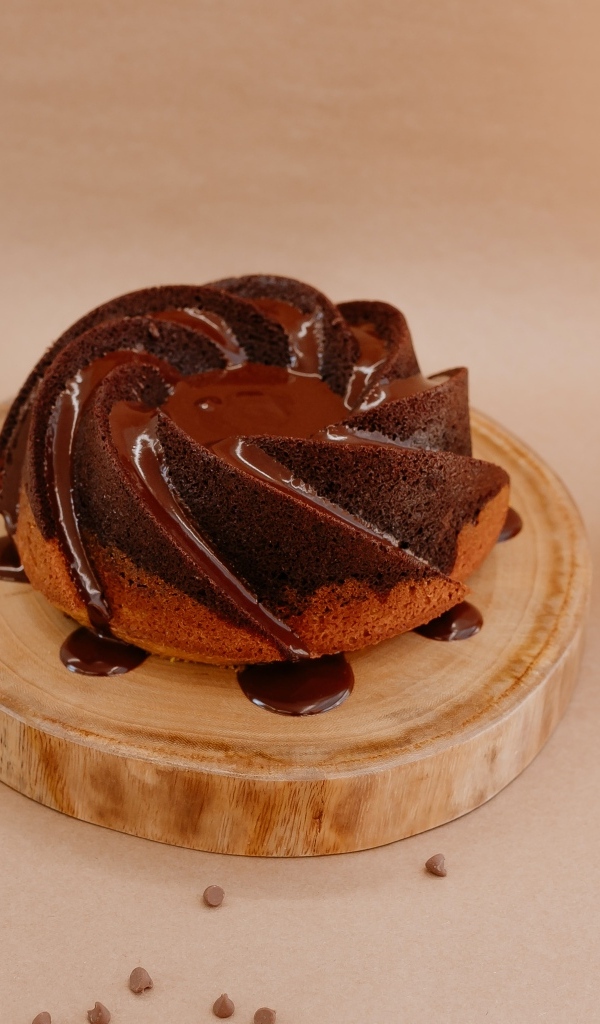 Сладкая выпечка в шоколадной глазури