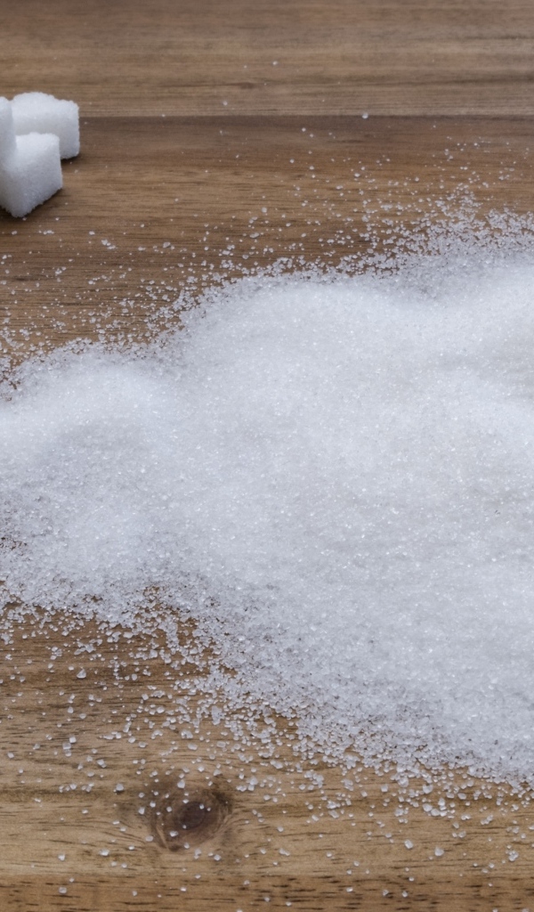Сладкий сахар рассыпан на столе