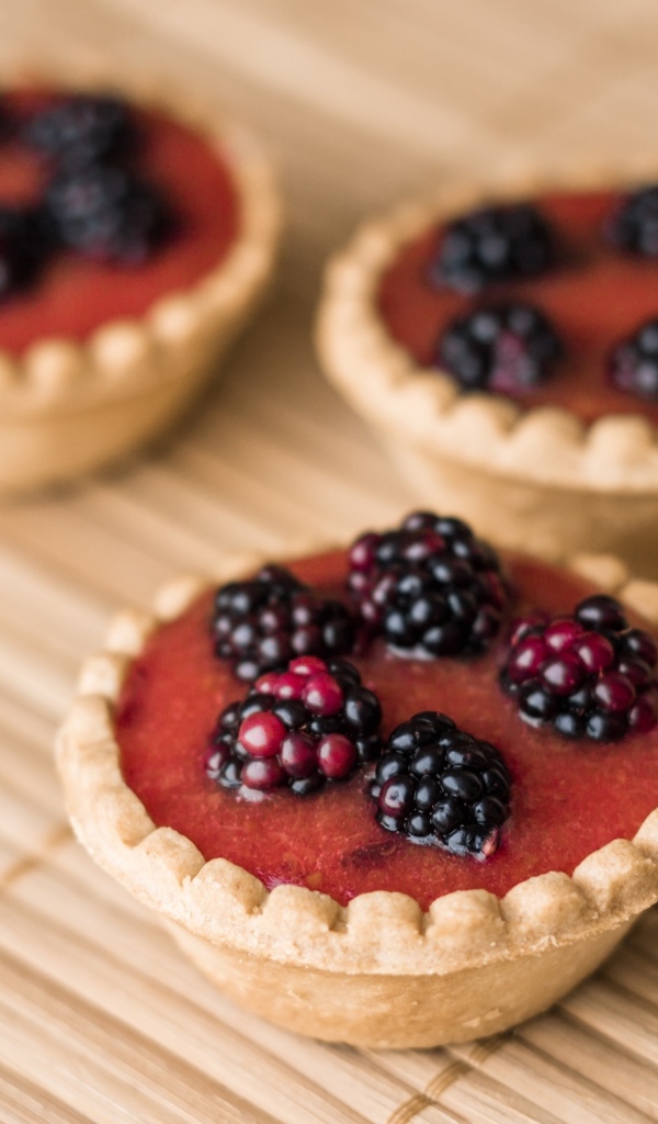 Три пирожных с ягодами и кремом