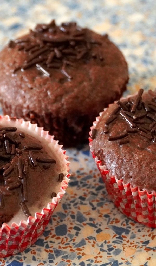 Три шоколадных маффина на столе