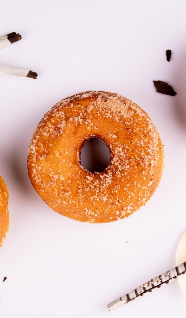 Три доната на белом фоне