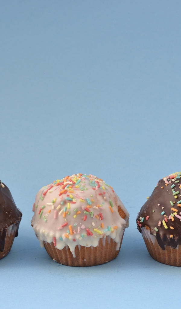 Три маффина на голубом фоне