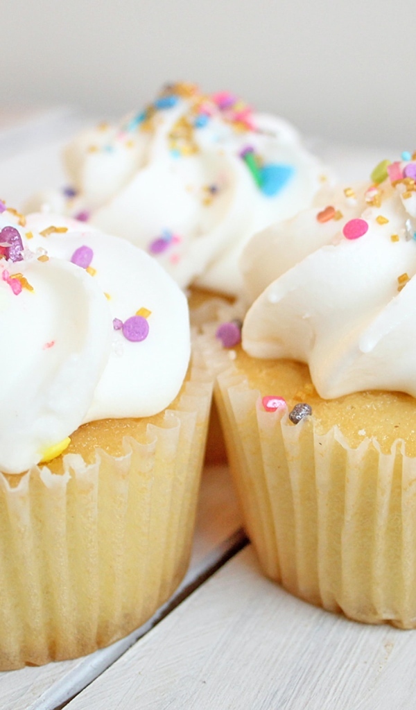 Три сладких кекса с белым кремом