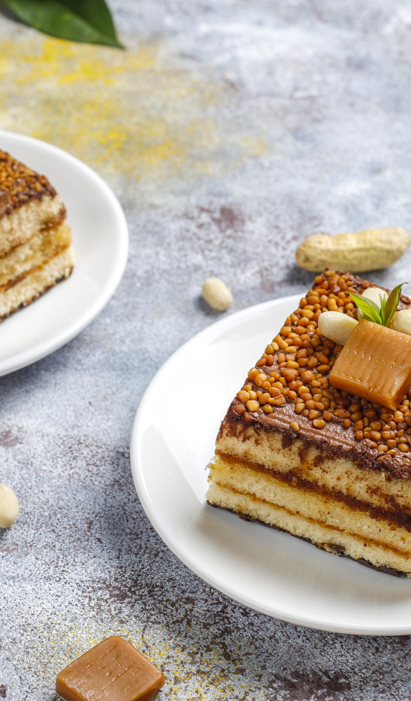 Два куска карамельного торта с ирисками