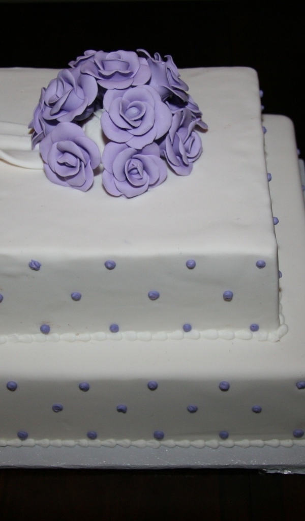 Свадебный торт с мастикой на черном фоне