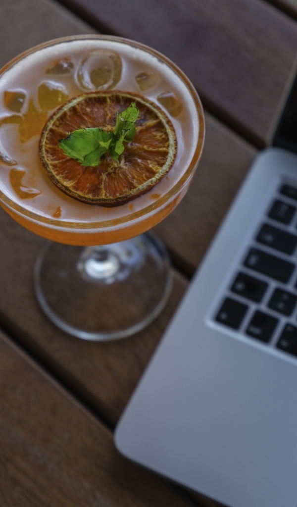 Коктейль со льдом у ноутбука