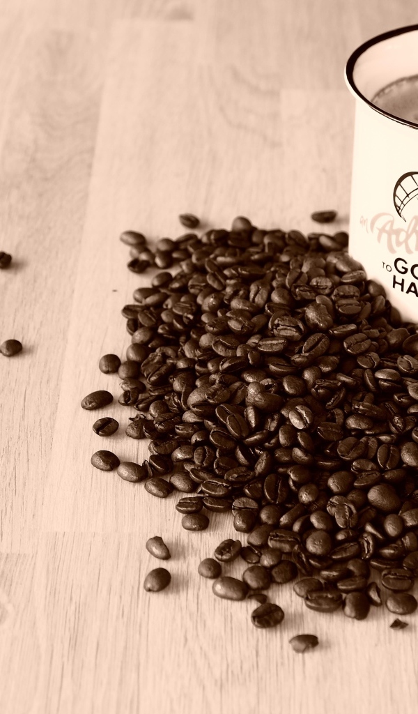 Чашка кофе на деревянном столе с кофейными зернами