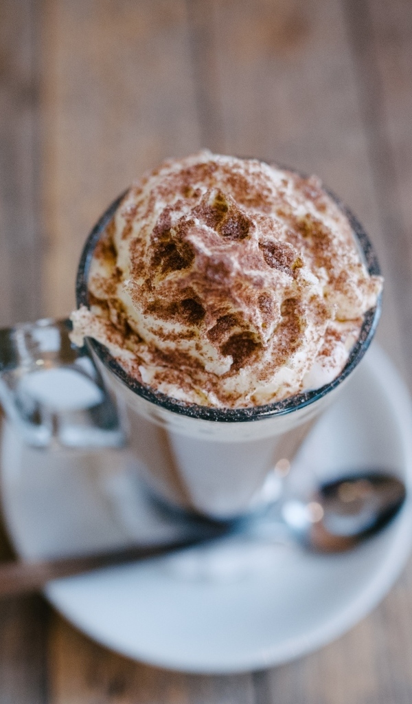 Чашка горячего шоколада со взбитыми сливками