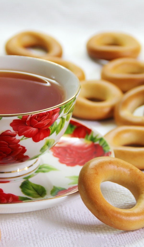 Чашка чая на столе с бубликами