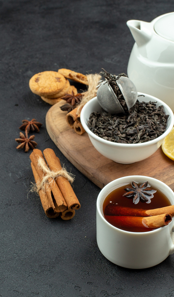 Вкусный чай на столе с лимоном и пряностями