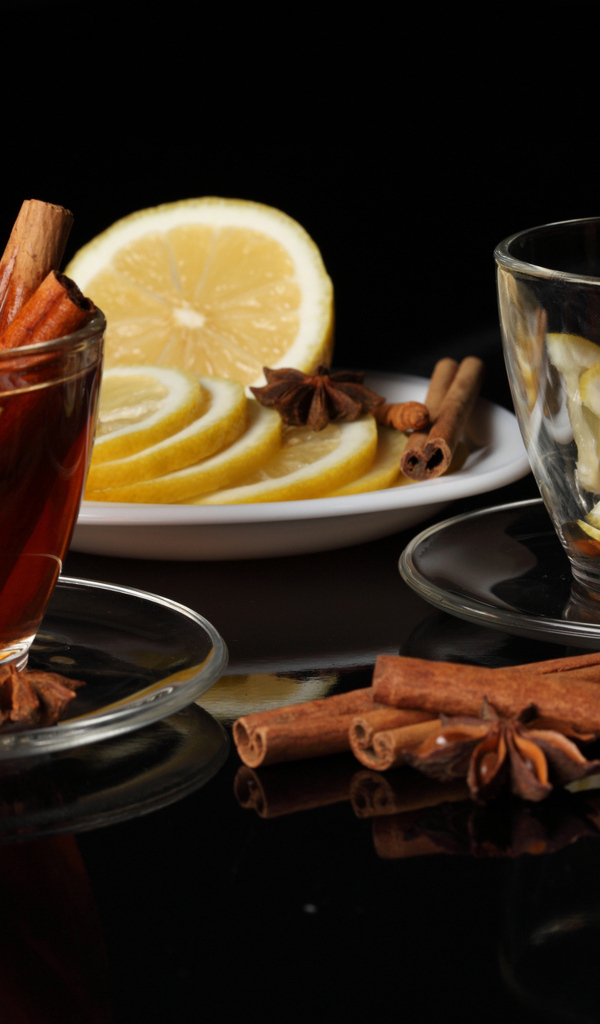 Ароматный чай с корицей и кусочками лимона