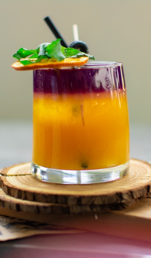 Стакан напитка на деревянной подставке