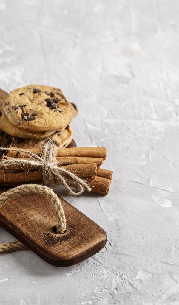 Горячий шоколад с маршмеллоу на столе с печеньем и конфетами