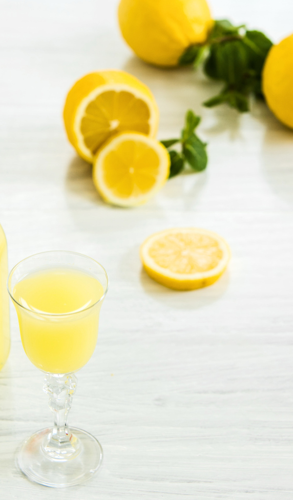 Итальянский традиционный ликер лимончелло с лимоном