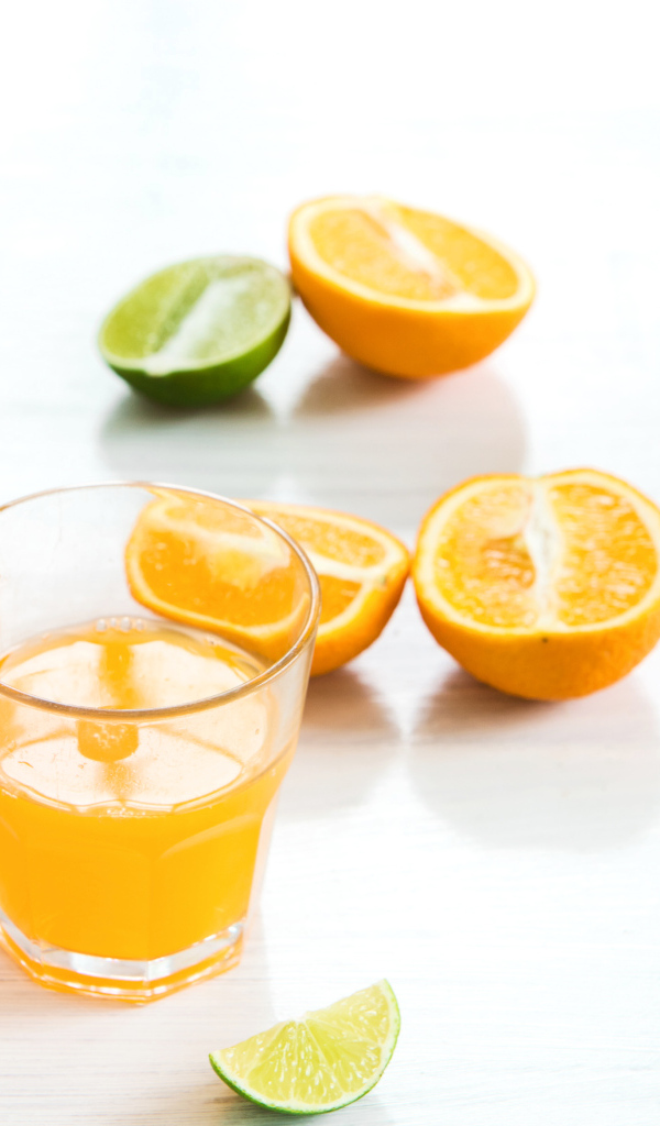 Апельсиновый сок на столе с фруктами