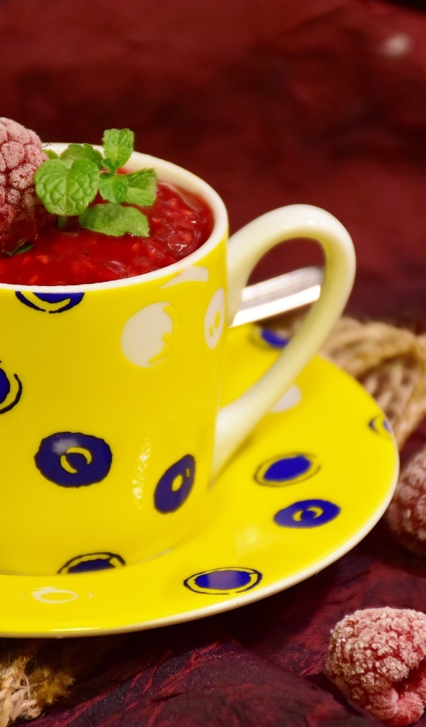 Малиновый сорбет в желтой чашке