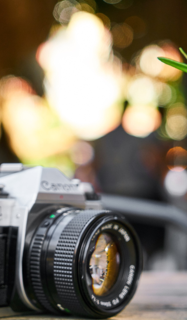 Ретро фотоаппарат с коктейлем на столе