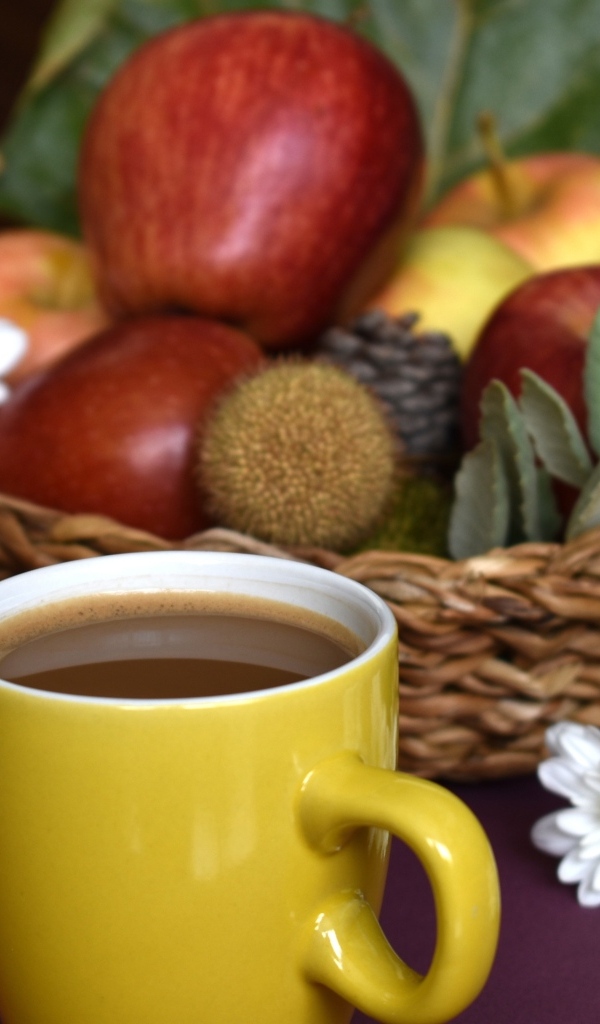 Две чашки кофе на столе с фруктами