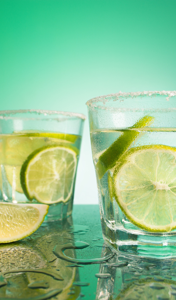Два стакана коктейля с кусочками лайма