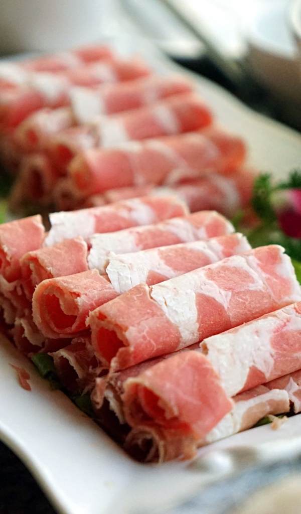 Рулетики из бекона на столе