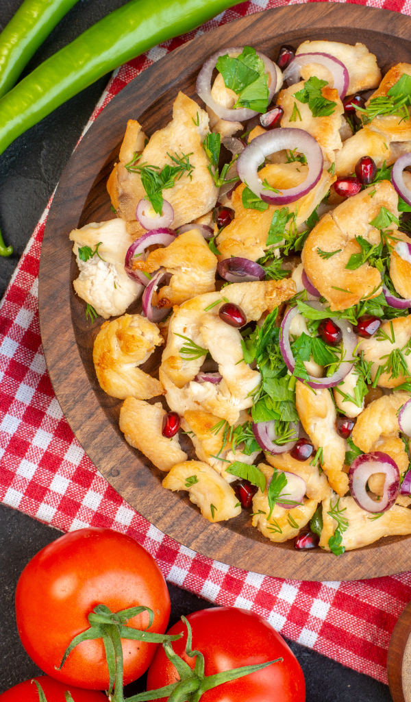Запеченная курица со специями и соусом на столе