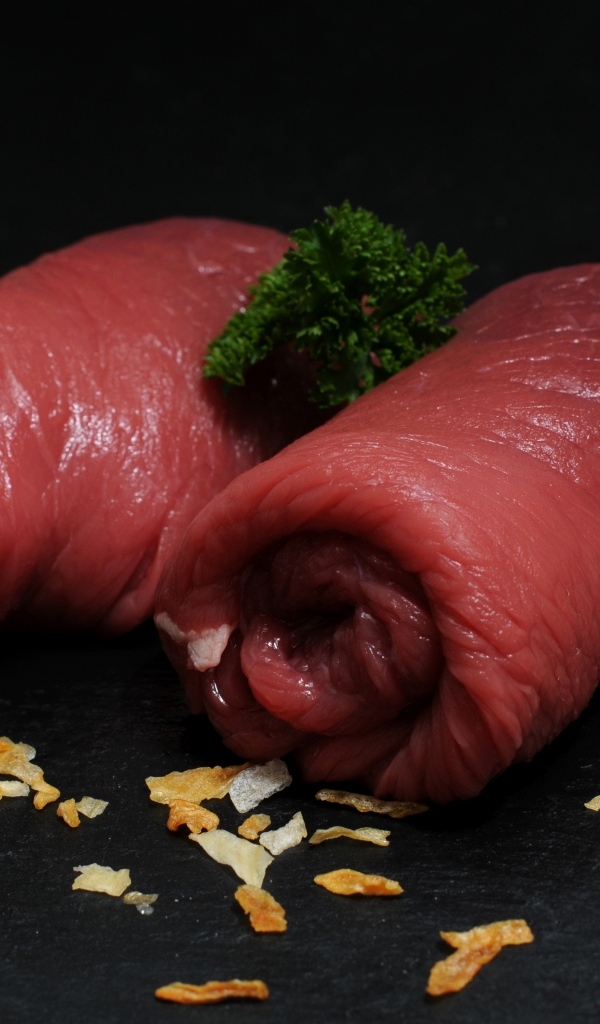 Рулетики из говядины на черном столе