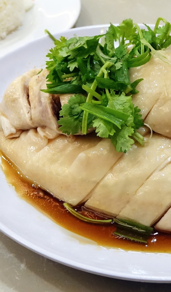 Вареная курица на тарелке с листьями петрушки