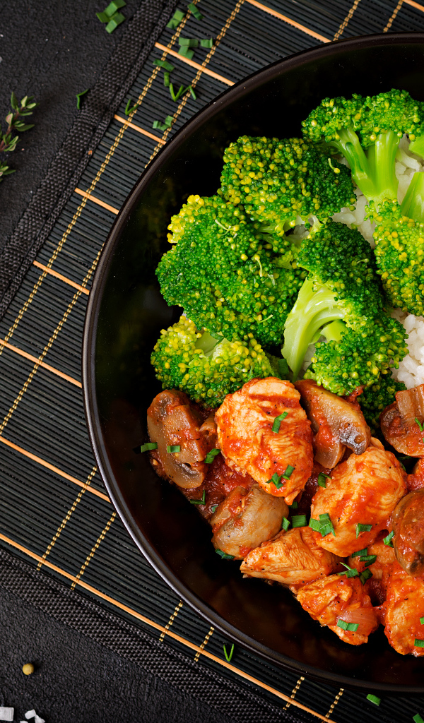 Курица с рисом и брокколи на сковороде