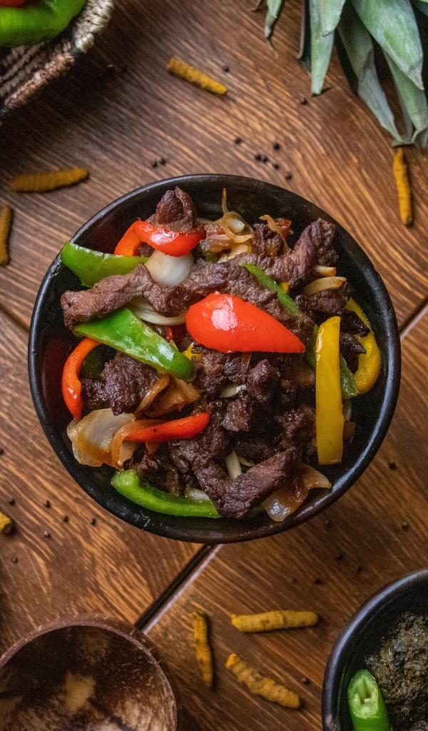 Мясо по корейски с овощами в тарелке на столе