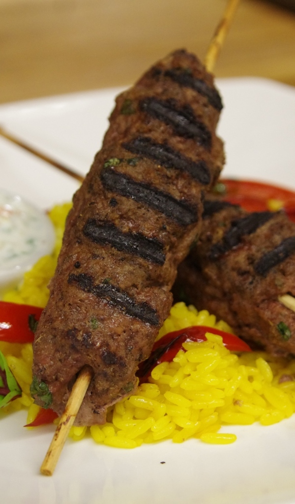 Люля кебаб на тарелке с рисом