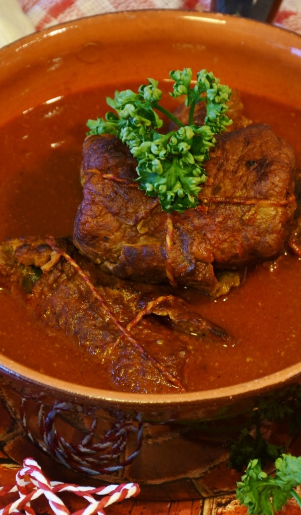 Мясные рулетики в тарелке с соусом