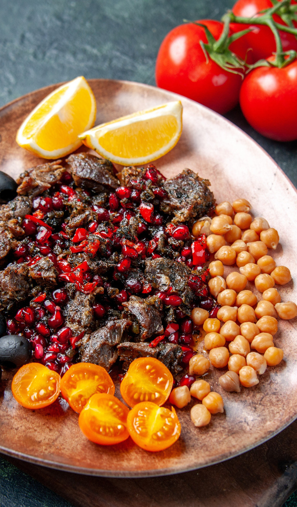 Мясо с овощами на тарелке