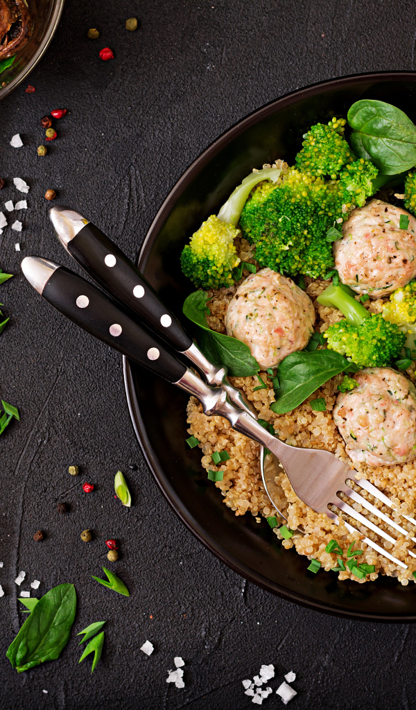 Фрикадельки в сковороде с кашей и брокколи