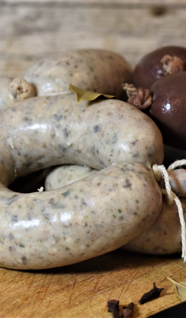 Сырая кровяная и ливерная колбаса