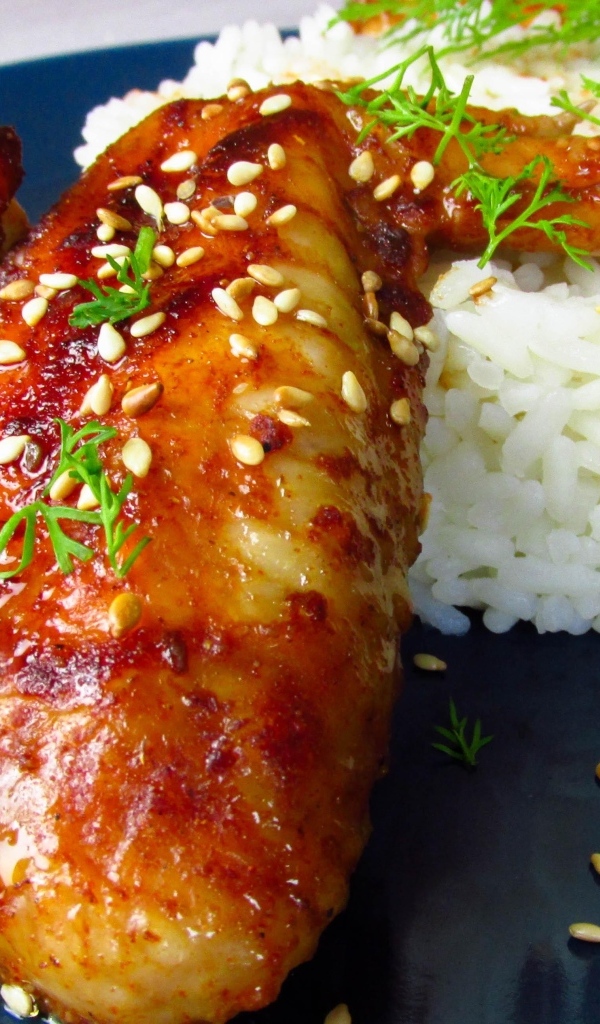 Рис на тарелке с жареным куриным крылом