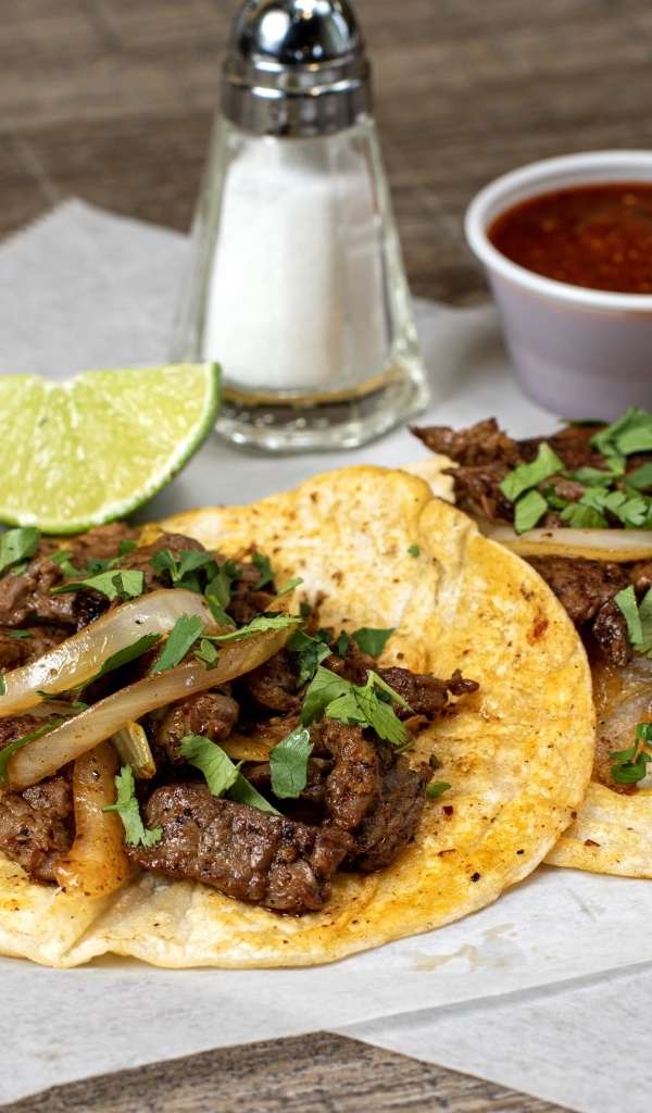 Блюдо тако с лепешками с начинкой