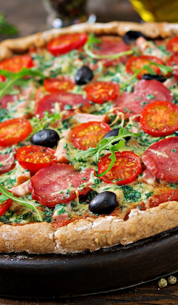 Аппетитная пицца с колбасой и помидорами