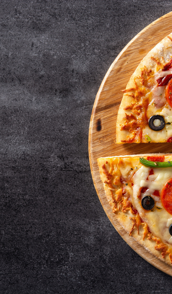 Аппетитная пицца с колбасой на столе