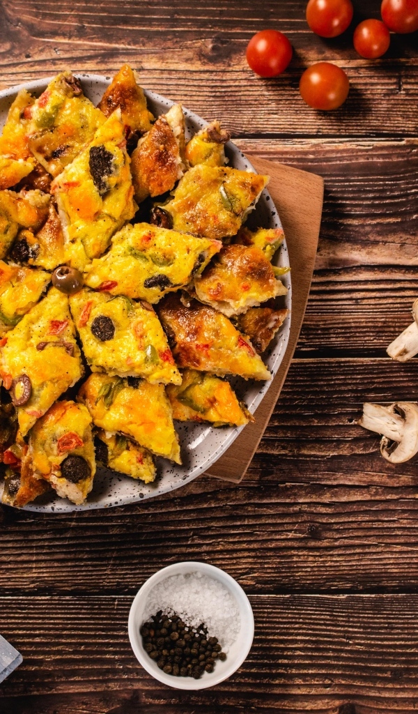 Кусочки пиццы с грибами на тарелке на столе