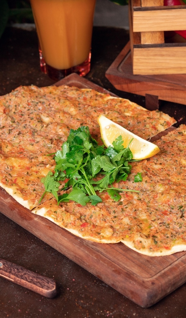 Турецкая пицца Лахмаджун на столе