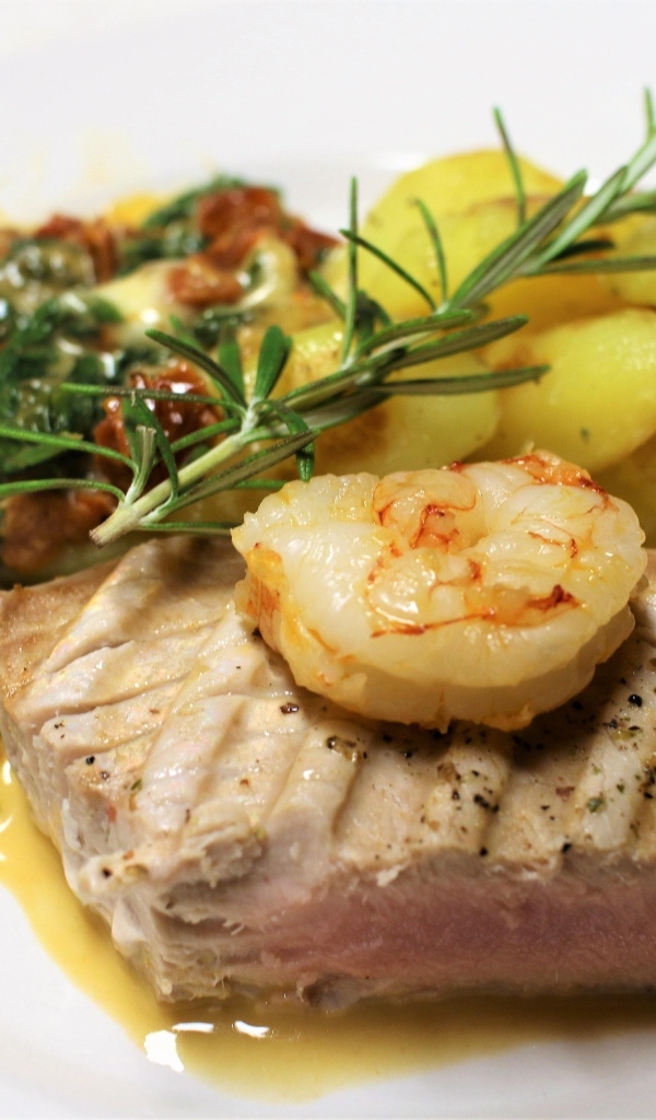 Запеченный тунец на тарелке с овощами