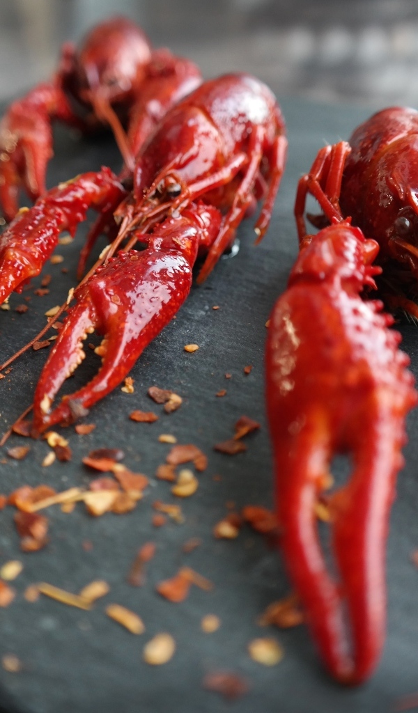 Вареные красные раки на столе